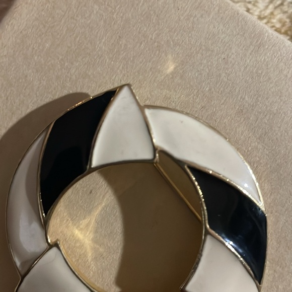 Vintage Trifari enamel goldtone Brooch - Picture 2 of 6